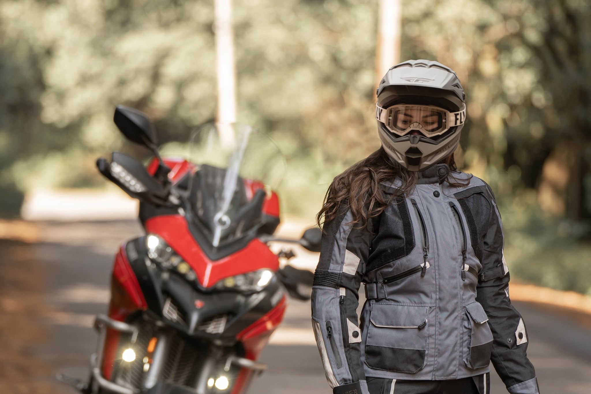 Motociclistas de hombre y mujer en chaquetas de cuero con moto